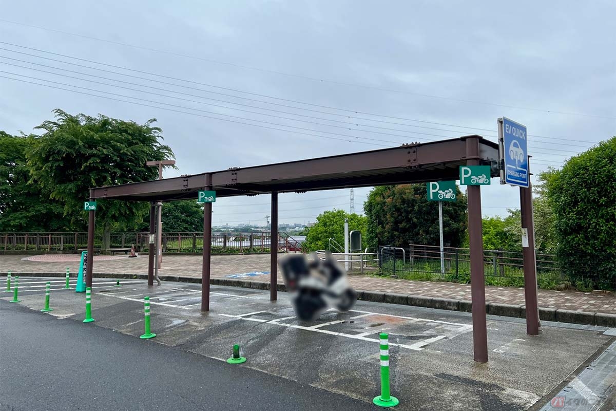 屋根付きの2輪専用駐車スペースも完備されている