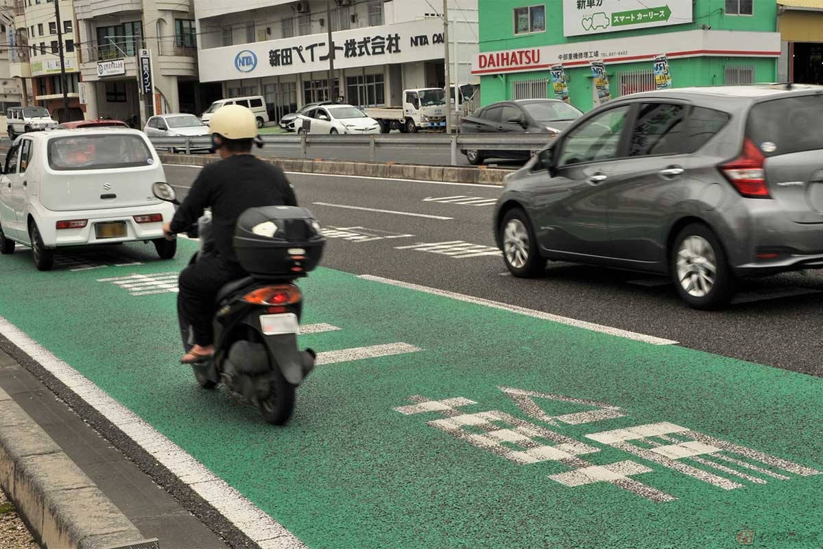 原付バイクは、左折専用レーンや二段階右折禁止を規制の直前で見分けなければならず、乗用車以上に慎重な運転を強いられる