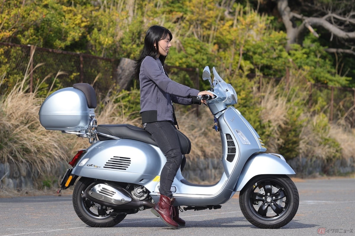 幅広い車体のGTS SuperTech 300に足つき性は、両足の足つきがつく程度です