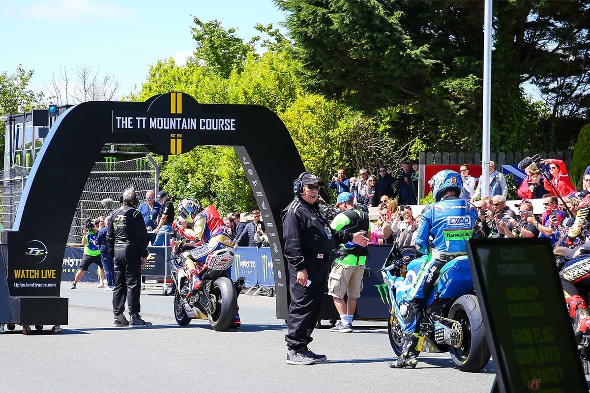 RSTスーパーバイクTTのスタート直前、グランドスタンドからの大歓声に振り返りつつ応えるジョン・マクキネス選手(写真/小林ゆき)