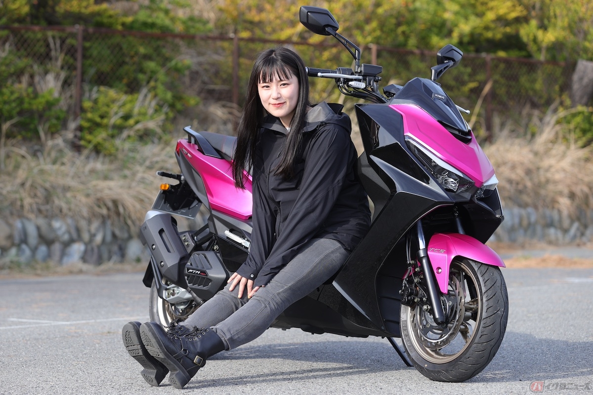KYMCO「KRV180TCS」と筆者(高梨はづき)