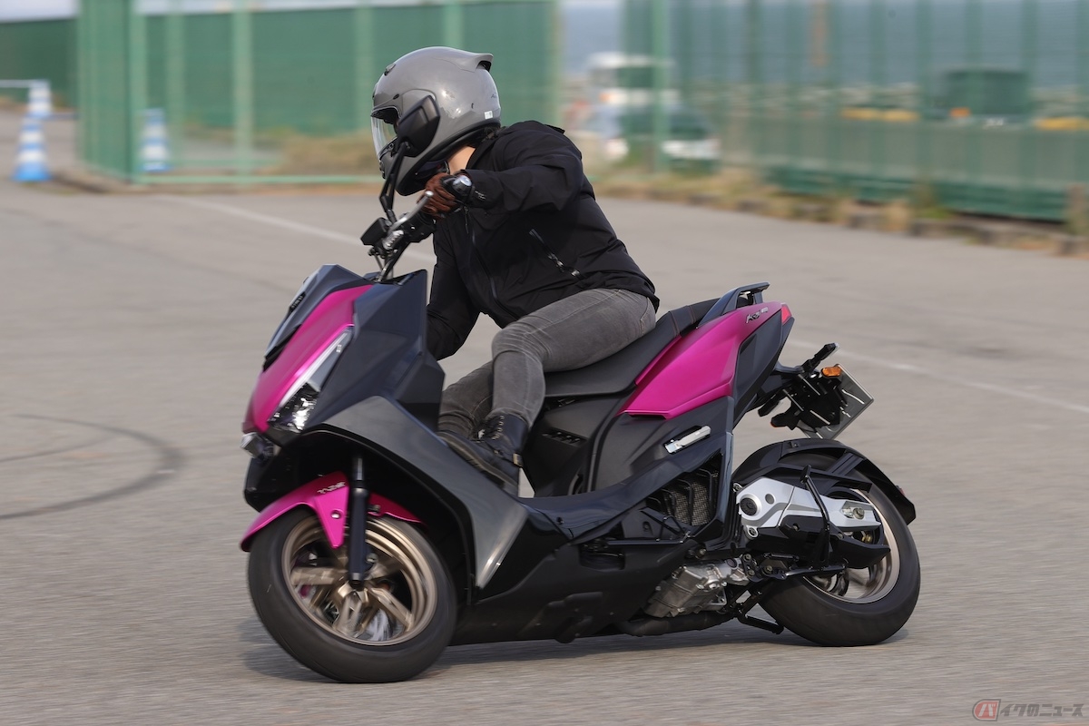 重心も低く安定してバイクを倒し込むことができる