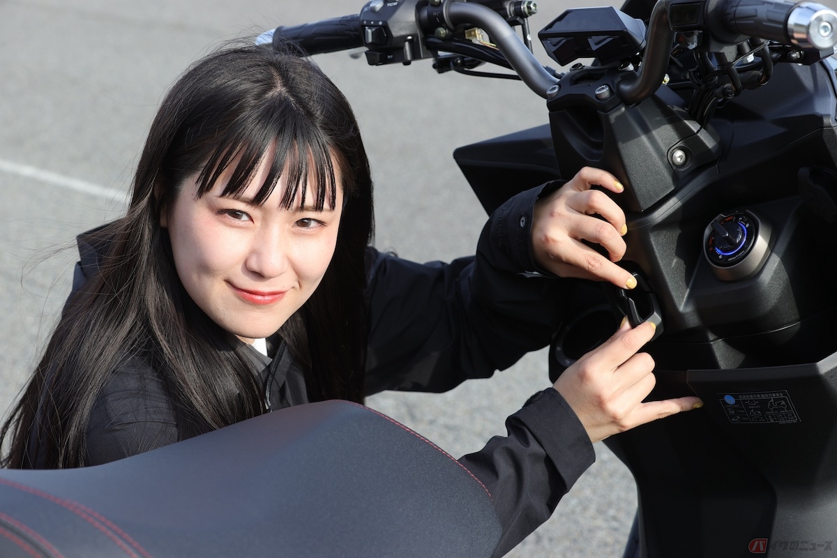 買い物袋をぶら下げられるフックも装備