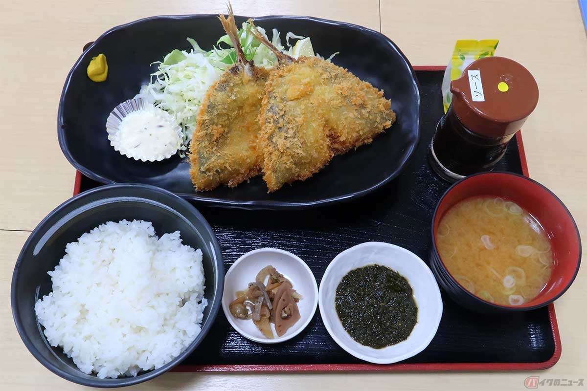 「漁師料理よこすか」の「房総アジフライ定食」は1595円。ご飯の大盛りは無料。小皿に盛られた「かじめ」とみそ汁、小鉢、デザート付