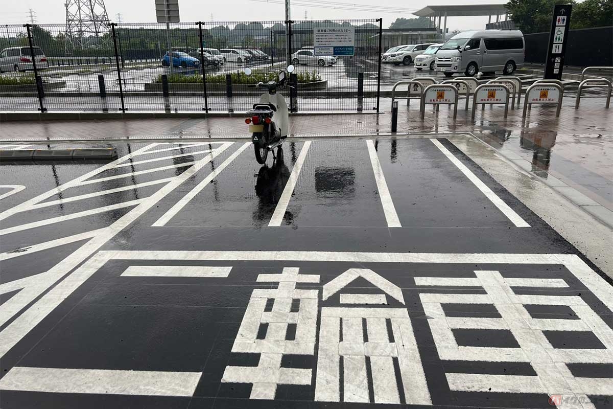 一般道からのアクセスで「イイナパーク川口」にバイクを置く。2輪専用の駐車スペースが確保されている