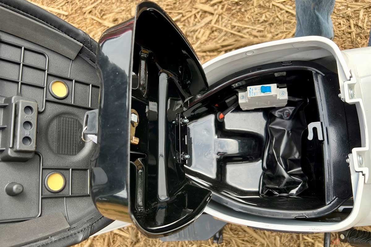 シート下はもちろん燃料タンクではなく小物を収納できるスペースとなっており、メインブレーカーも備わる