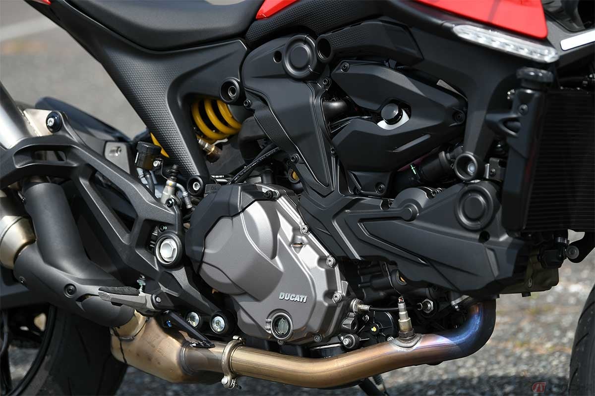 排気量937ccの水冷90度V型2気筒4バルブエンジンを搭載