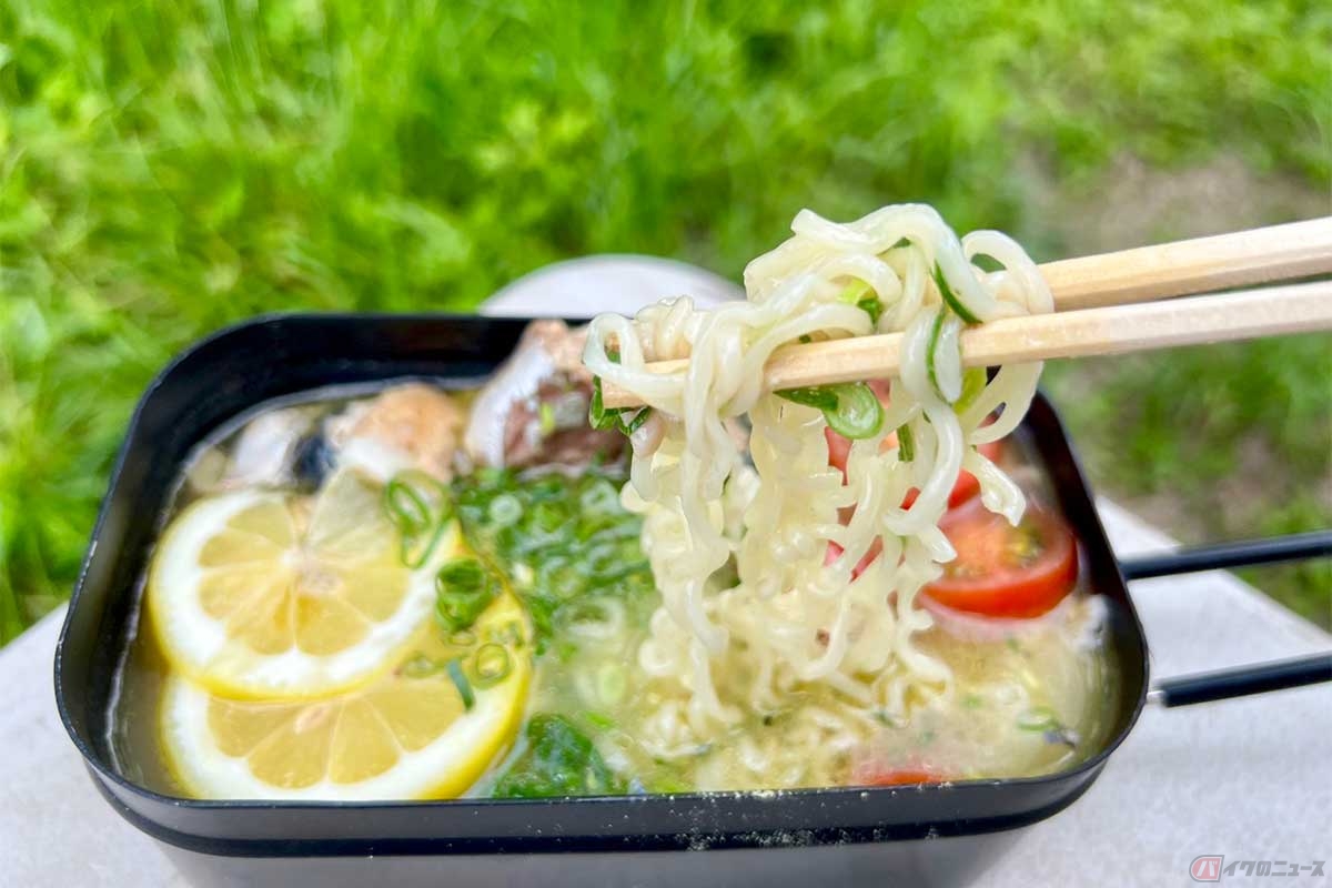 レモンの黄色、トマトの赤、きざみねぎの緑が鮮やかな「サバ缶レモン風味ラーメン」。爽やかな味わいで食べ応えも満足の仕上がりになった
