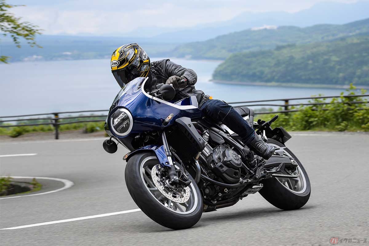 ホンダ新型「HAWK 11(ホークイレブン)」に試乗する筆者(青木タカオ)