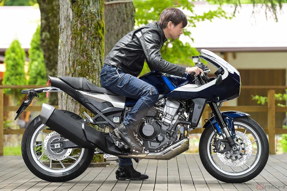 身長175cmの筆者(青木タカオ)がシート高820mmの車体にまたがった状態。片足ではかかとまで地面にしっかり届く