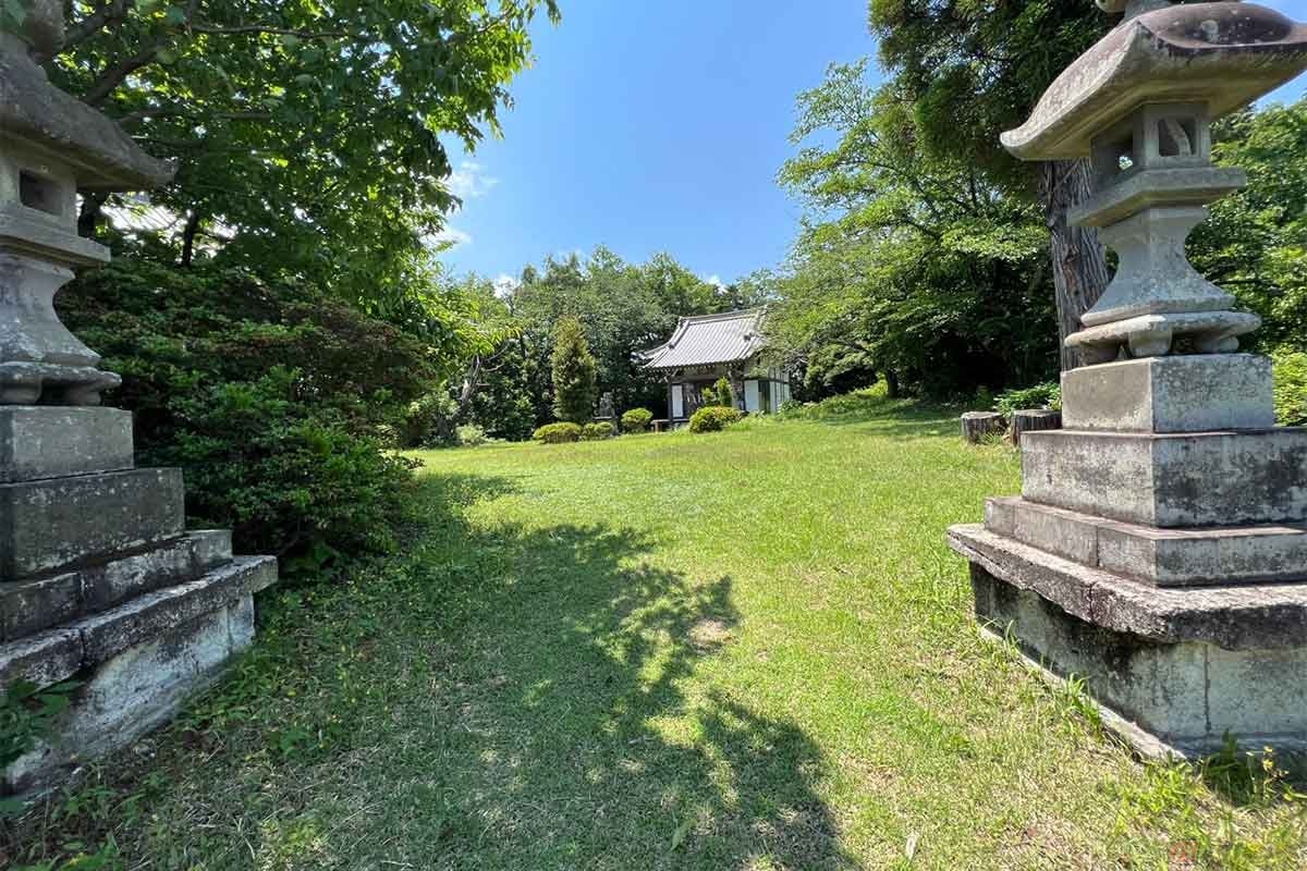 「四津山神社」が建立された本郭跡は、地面の草が綺麗に刈られ整備されていた