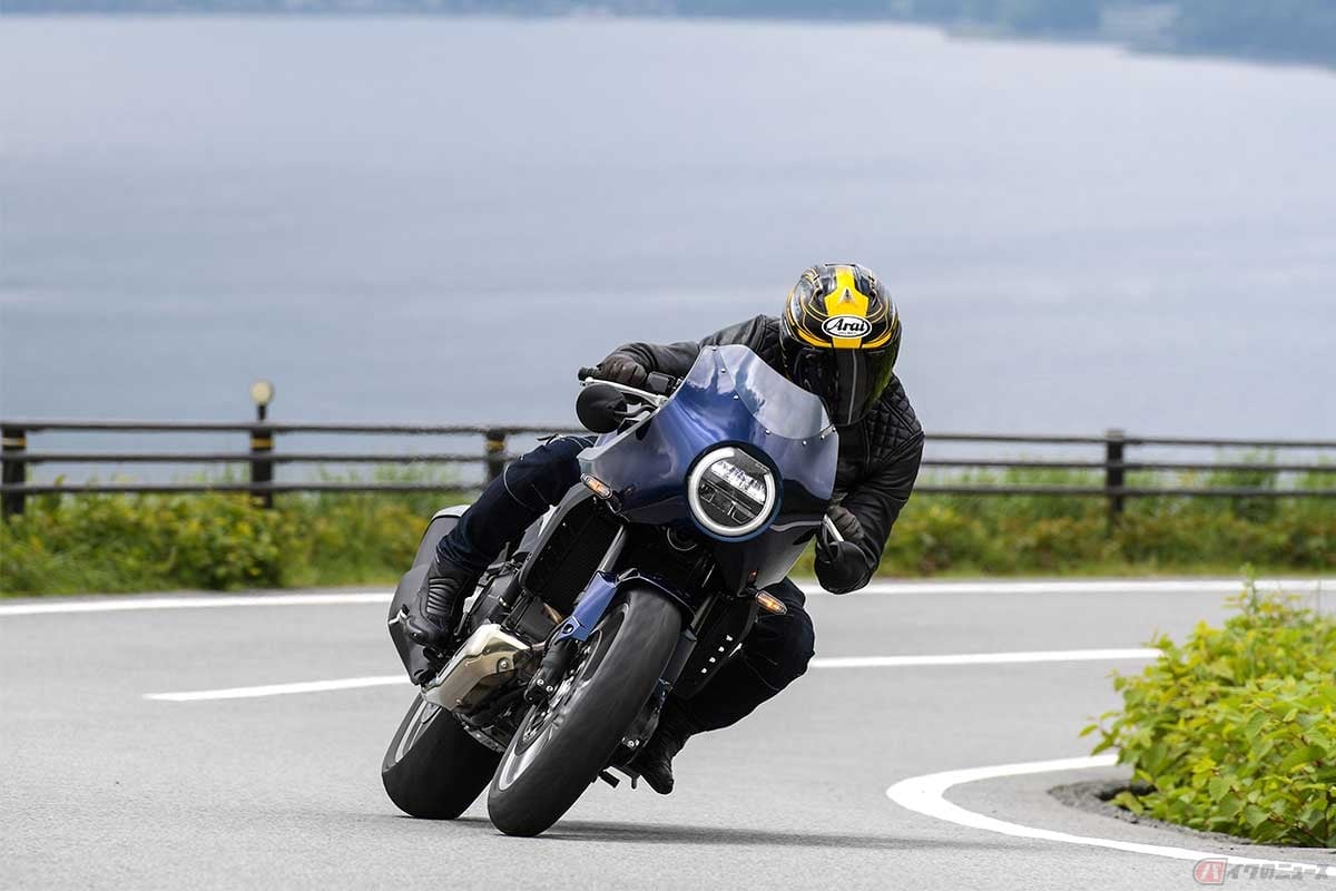 ホンダ新型「HAWK 11(ホークイレブン)」に試乗する筆者(青木タカオ)