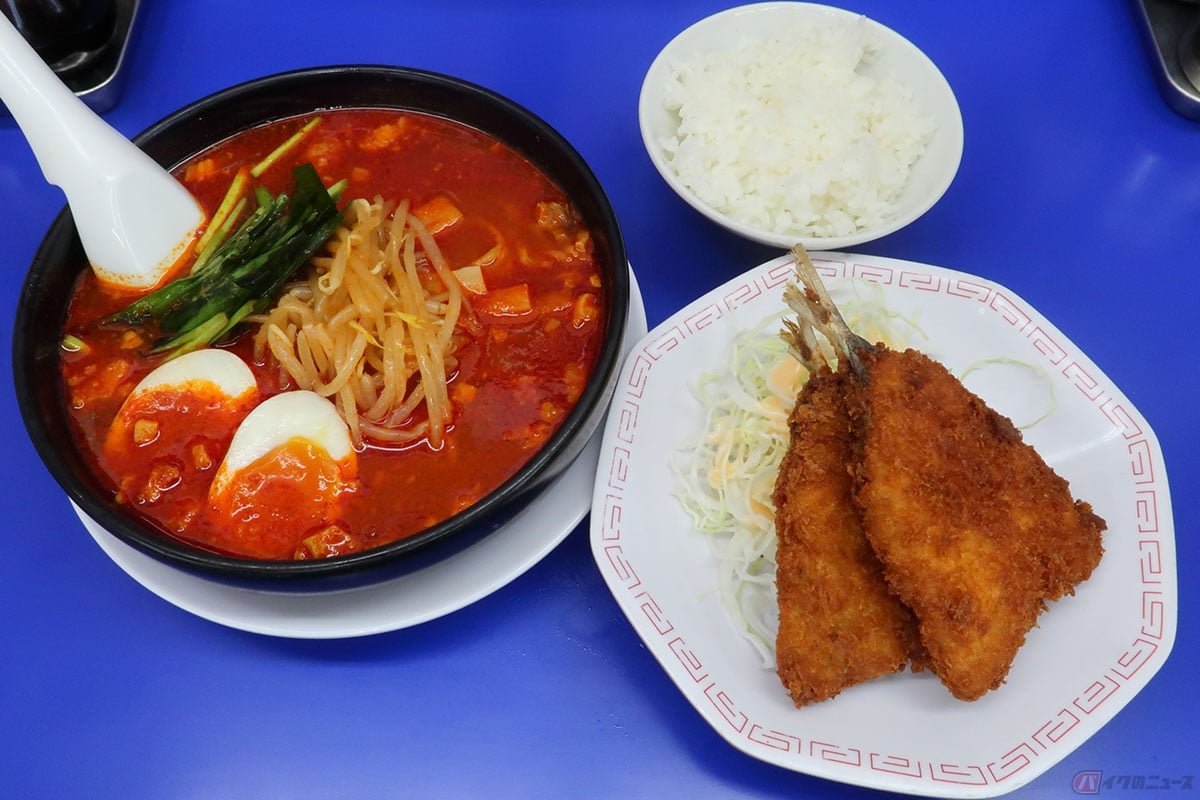 正直言ってラーメンのチョイスを誤った「旨辛麺+アジフライ定食」(990円)。アジフライに合わせるのは旨辛ではなかった、と後悔。次回はベーシックなラーメンでリベンジを誓う