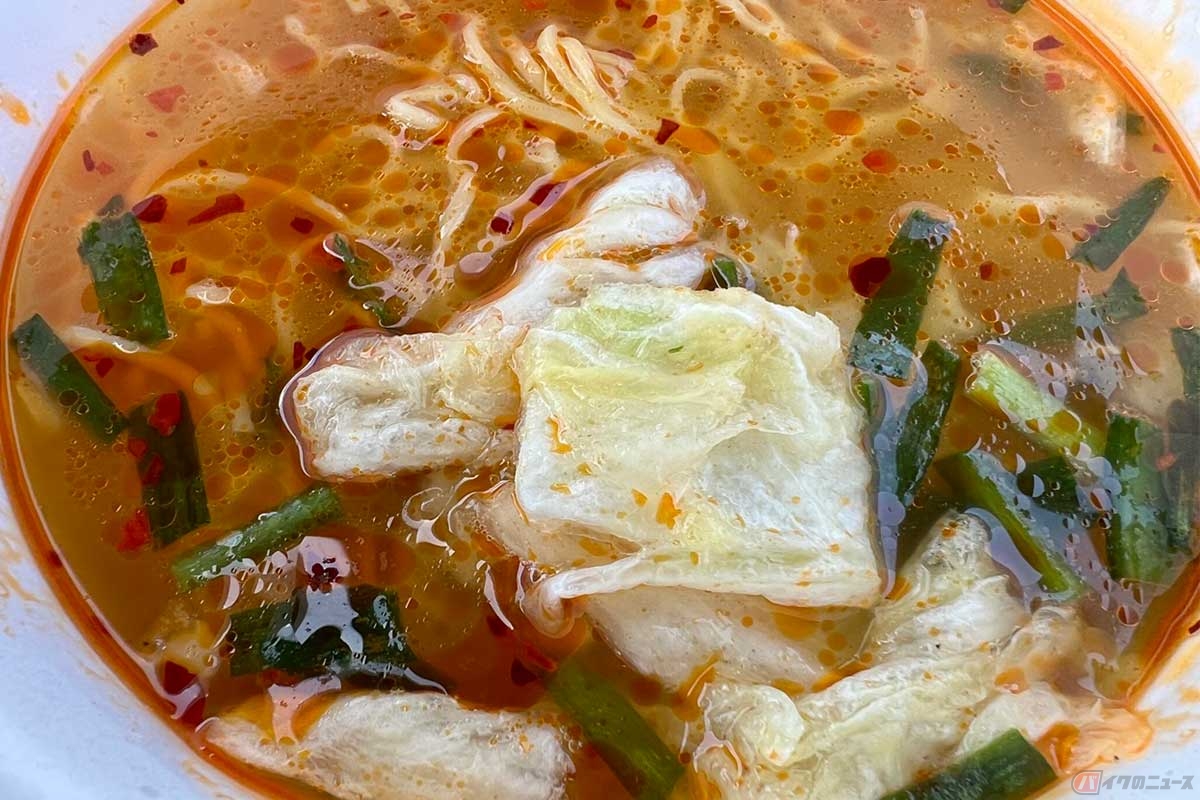 即席カップ麺の常識を超える具材の大きさ「デカギリ白菜」はシャキシャキした歯ごたえがあり、見事に天理スタミナラーメンを表現している
