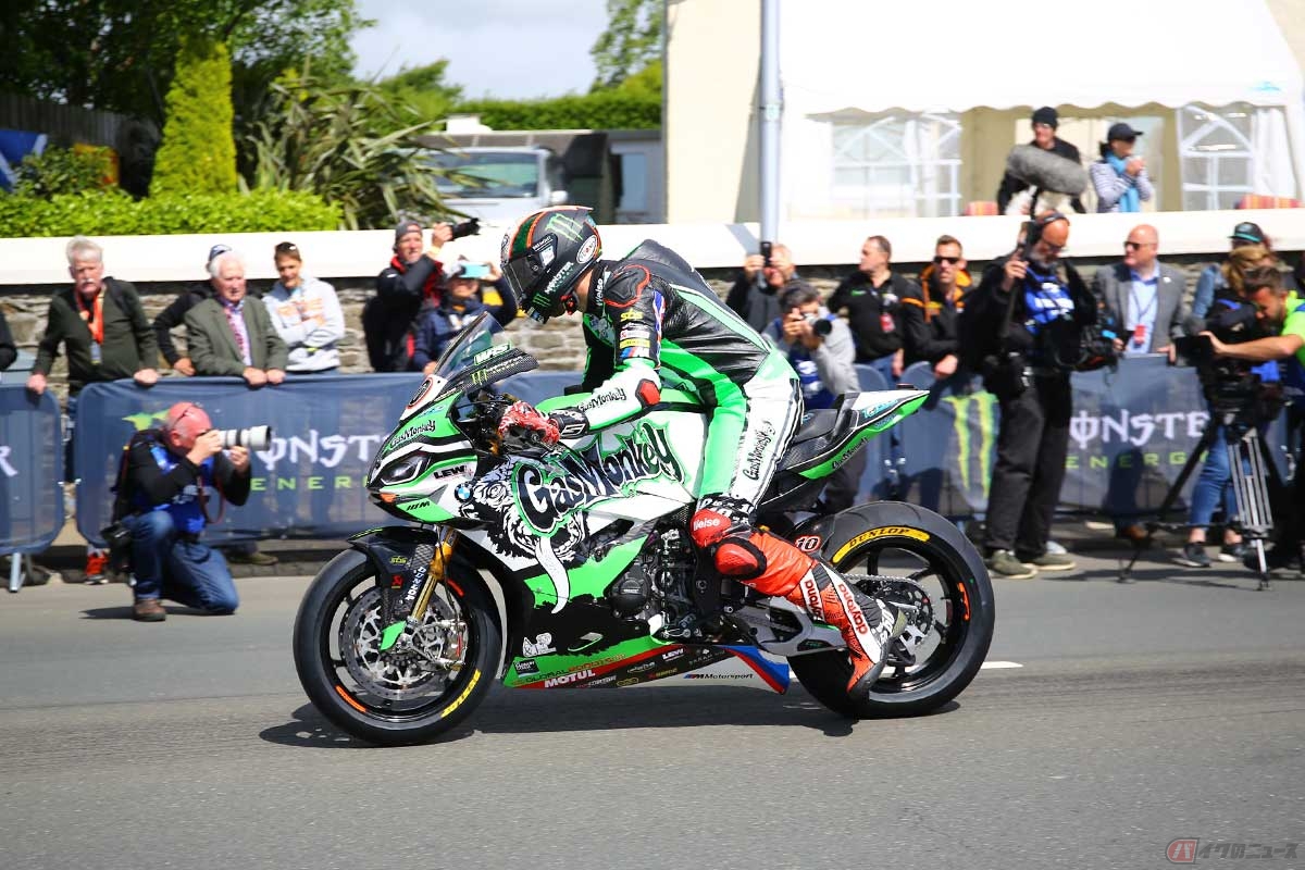 2022年のマン島TTレースでハットトリックを達成しているピーター・ヒックマン選手。マシンは「BMW M 1000 RR」。ライムグリーンのカラーリングは、アメリカのTV番組でも有名な「ガス・モンキー・ガレージ」がスポンサードしているため。最終日の「シニアTT」で今季4勝目を挙げた(写真/小林ゆき)