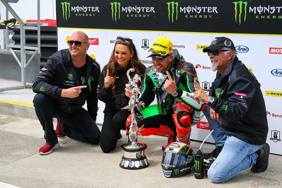 優勝したピーター・ヒックマン選手(Gas Monkey Garage by FHO Racing)の左にスポンサー「Gas Monkey Garage」のリチャード氏、右に「FHO RACING」のオーナーであるフェイ・ホー氏(写真/小林ゆき)