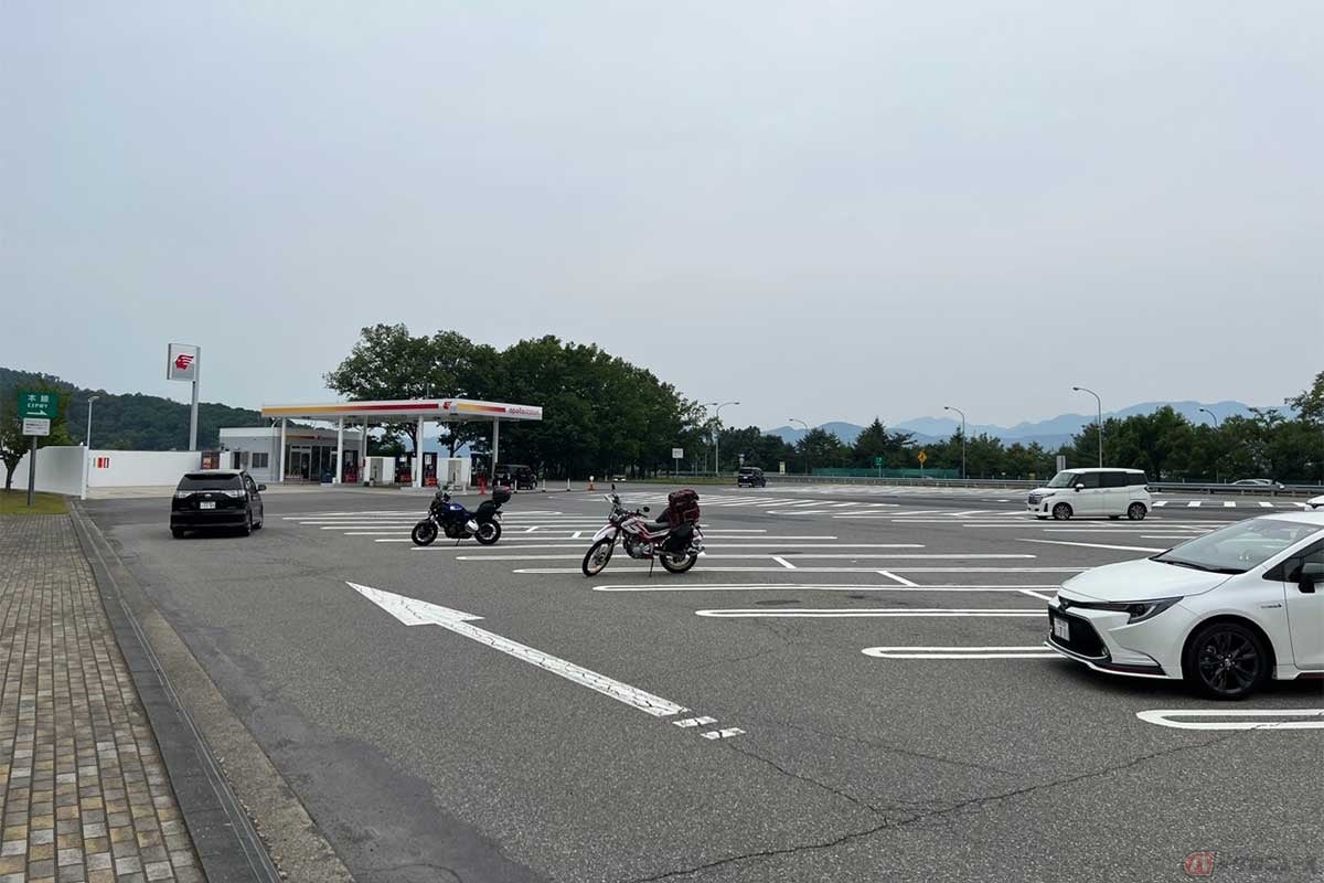 「松代PA」(上り)はかなり広い駐車場だが、なぜか2輪専用の駐車スペースがない。どうにかならないものか……