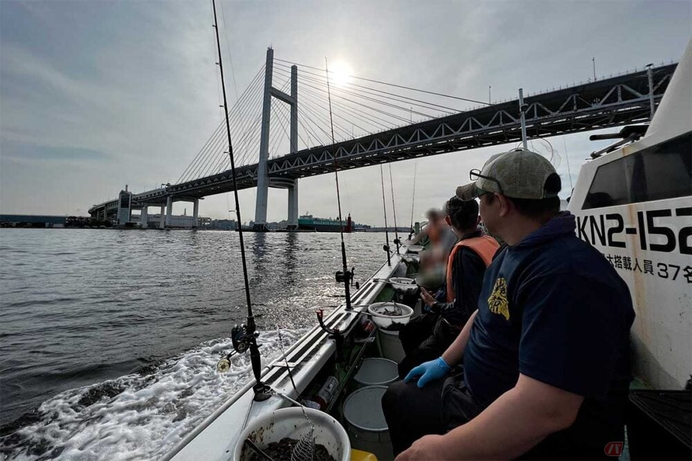 横浜市の新山下にある釣船店から出港。横浜の街並みを海から眺めながら沖に向かう。ベイブリッジ近くで釣り開始！