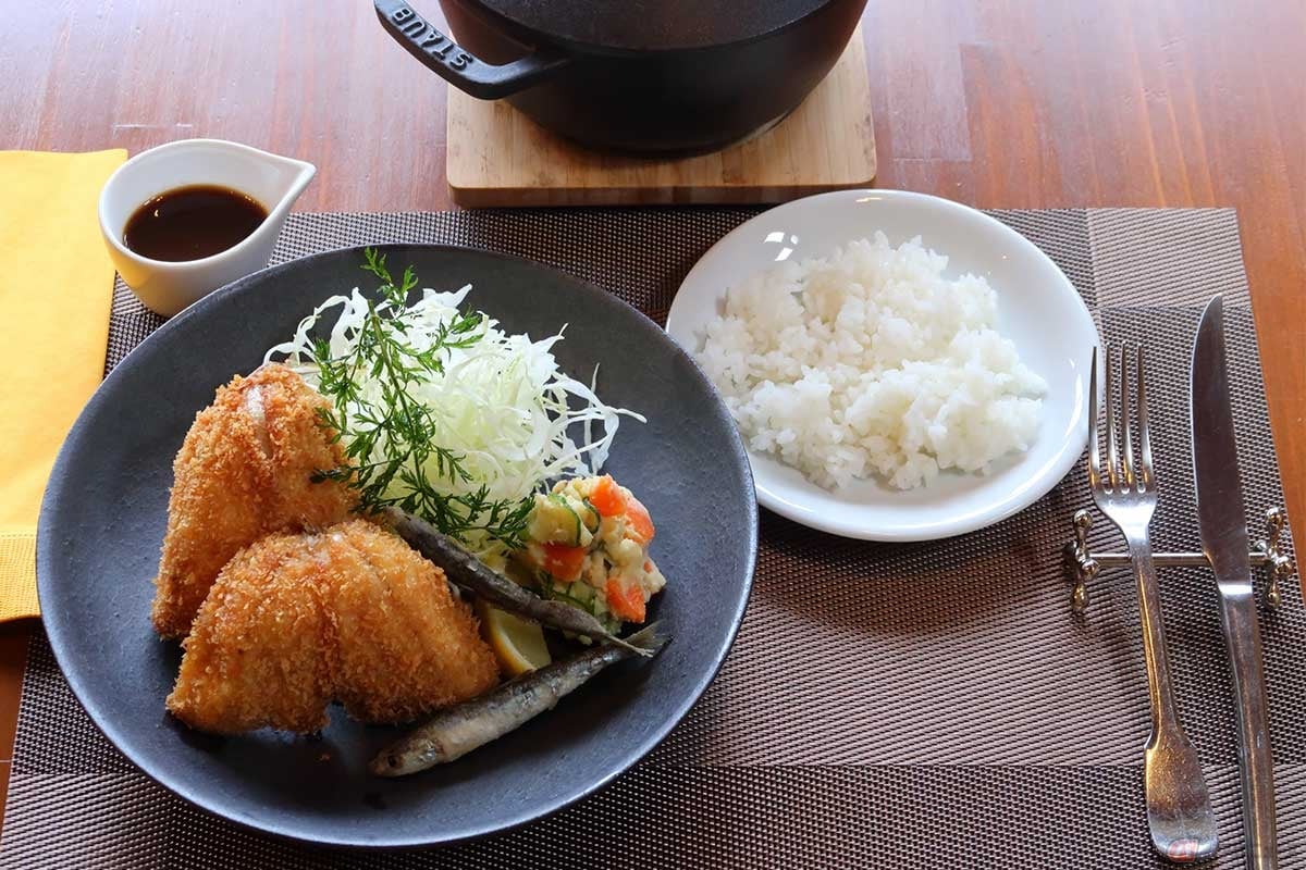 フレンチの岸田シェフが作った「基本に忠実なアジフライ」。盛り付けが美しい。ご飯はオーブンで炊いている