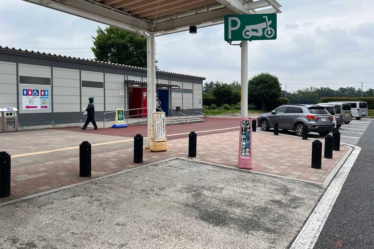 2輪専用の駐車スペースも完備されている