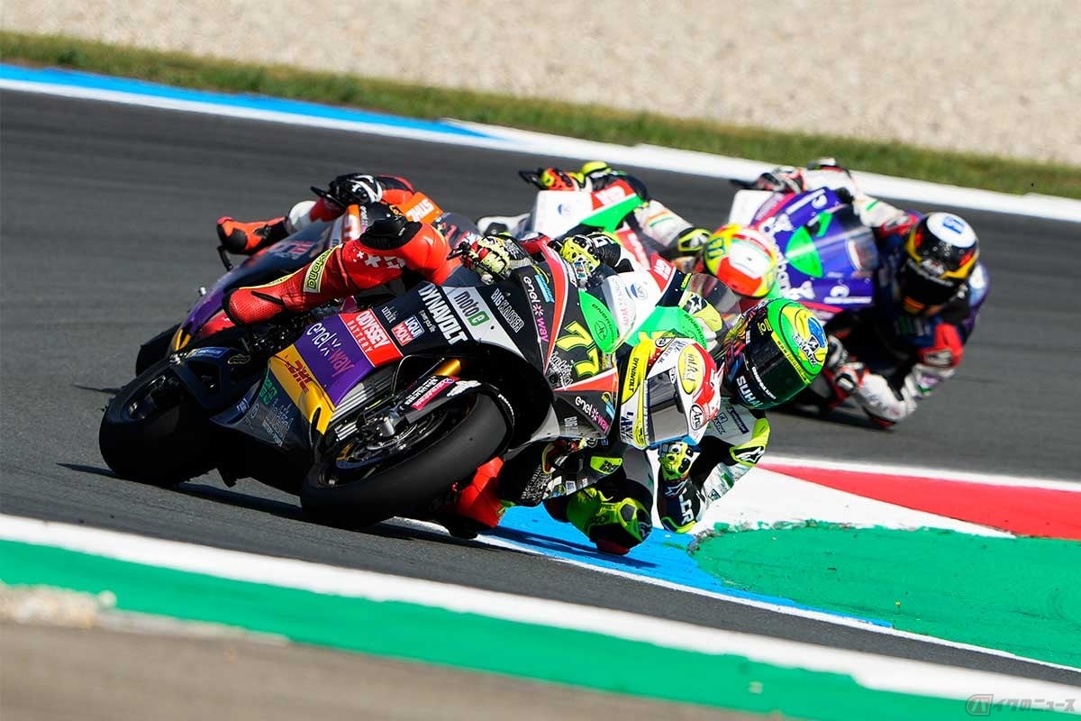 僅差のトップ争いとなったレース1は、ドミニケ・エガーター選手(#77)が優勝
