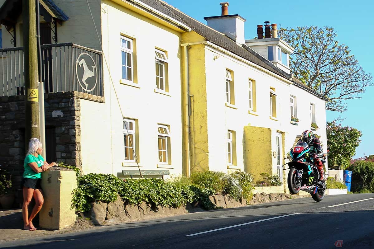 昨年の覇者、ピーター・ヒックマン選手。直線が多いマン島TTマウンテンコースで「BMW M 1000 RR」のウイングレットが今年も勝利をもたらすか？（写真／小林ゆき）