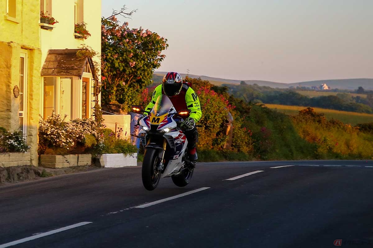 「レンカレン」と呼ばれるこの場所は、道路のほんの小さな起伏によってどのライダーも、サイドカーもジャンプしてしまう場所。コースの安全を管理するトラベリング・マーシャルもこの通り、ジャンプしてしまう（写真／小林ゆき）