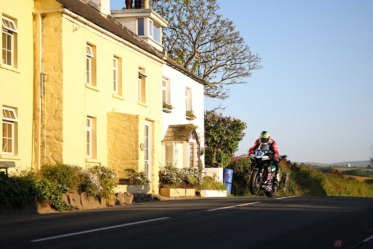 日本から参戦している山中正之選手は、スーパースポーツとスーパーツインにダブルエントリーしている。この2つのクラスは予選中、同じセッション時間内での走行となるため、途中で乗り換えるか、同じバイクで2周するか選手によって作戦が異なる。山中選手は予選3日目、スーパースポーツで2周した（写真／小林ゆき）