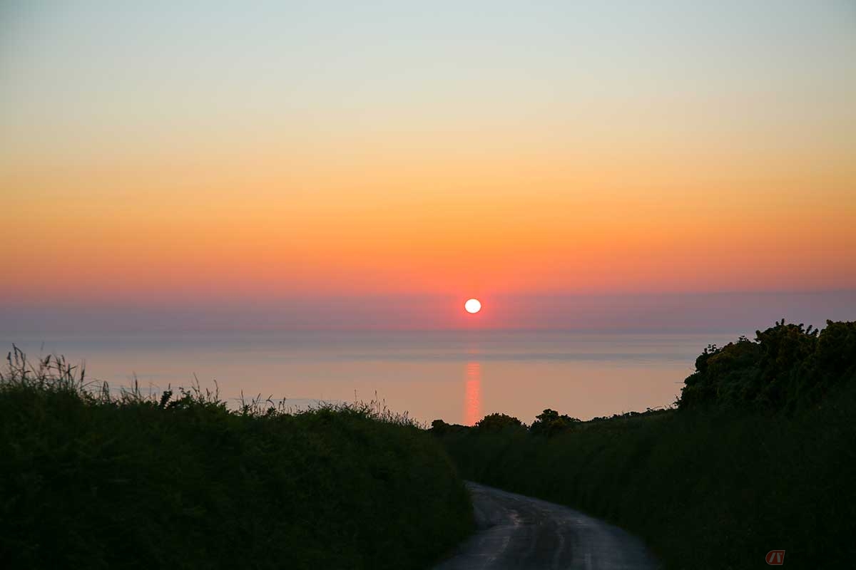 2023年のTTレースはマン島らしからぬ好天が続いている。日没は午後10時ごろ。アイルランド島方面を望むあたりで美しい夕日が見えた（写真／小林ゆき）