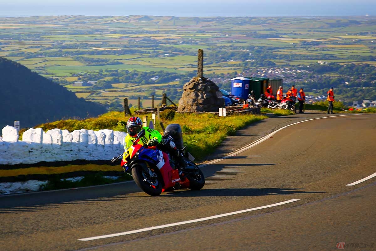コースの安全を見守るトラベリング・マーシャル。元TTライダーかつ地元ライダーで構成されている彼らは、バイクと装備一式を貸与され、1年中TTコースを走っては安全面でのチェックを行っている（写真／小林ゆき）