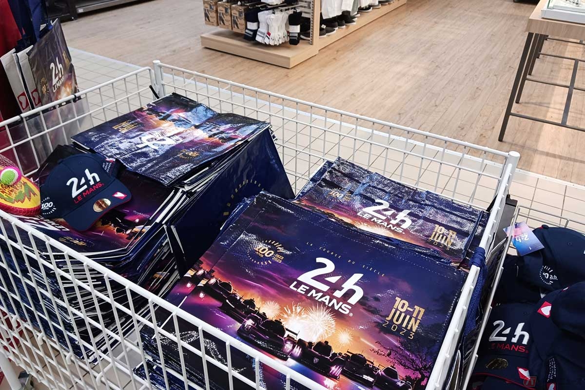 WECル・マン24時間レースのグッズ。スーパーマーケットで売っているのがすごい