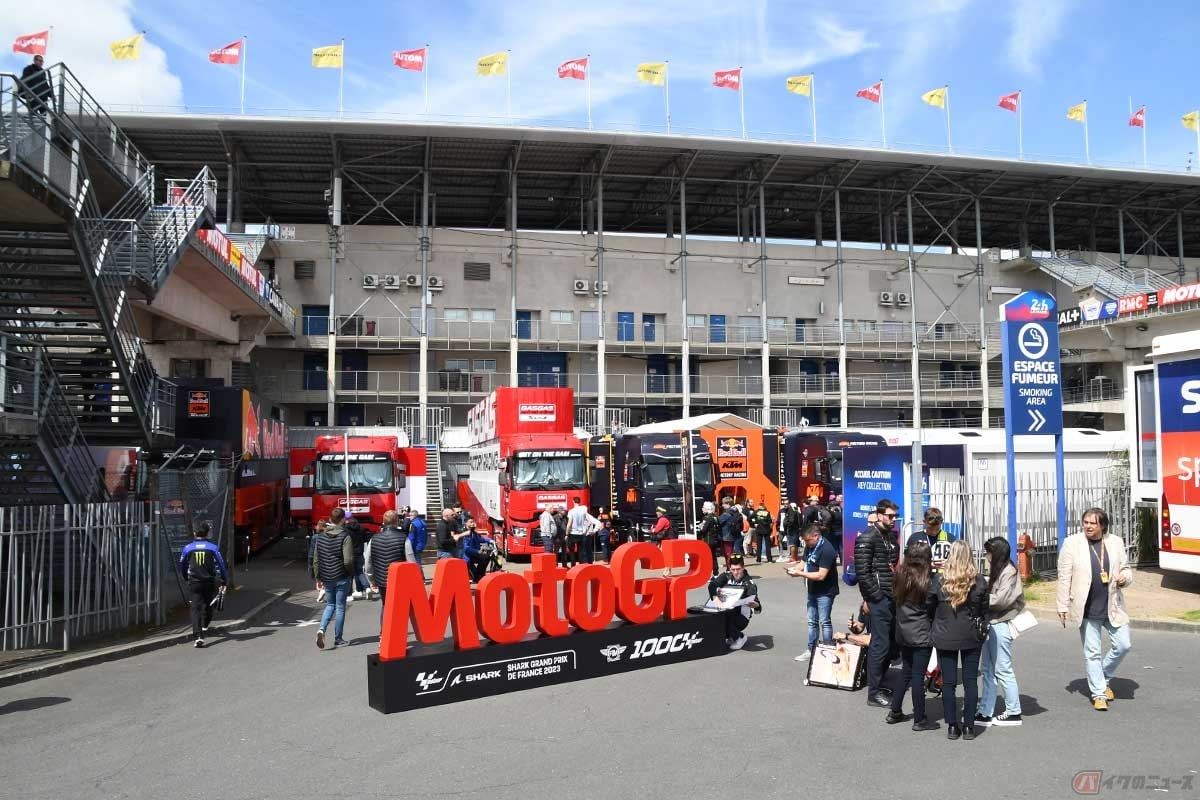 ピット側とホスピタリティ側をつなぐ通路。正面に見える建物の1階がピットになっている。とても大きな建物だ