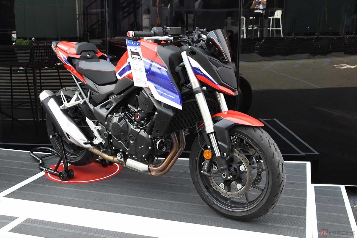 ホスピタリティの建物の前にはバイクを展示しているところもある。ホンダのホスピタリティ前には「CB750ホーネット」が展示されていた