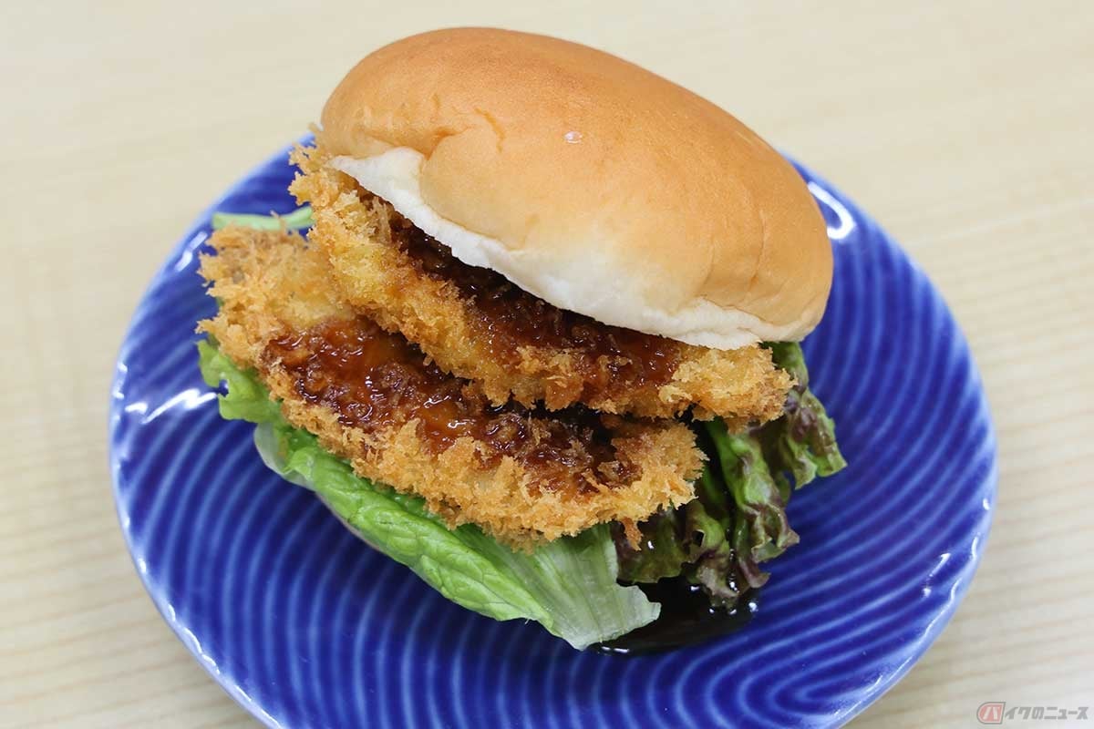 「さがみ湾」の「元祖地魚バーガー」。その日によって獲れた地魚を使う。この日は太刀魚とアジだった