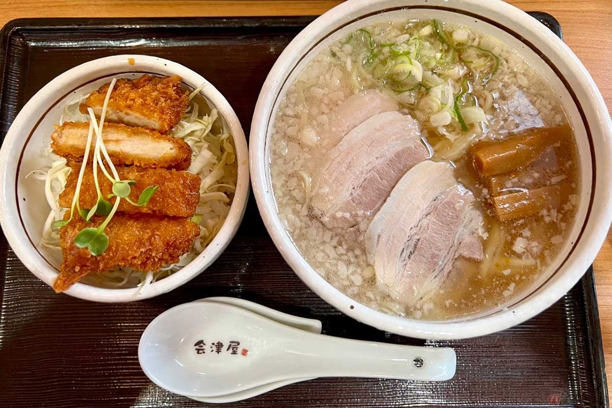 東北道「吾妻PA」(上り)の「会津屋」でオーダーした「喜多方らーめん(コク旨)セット」(1160円)は、背脂入りの喜多方ラーメンとミニソースカツ丼のセットメニュー。お腹いっぱいになりたい人にオススメ