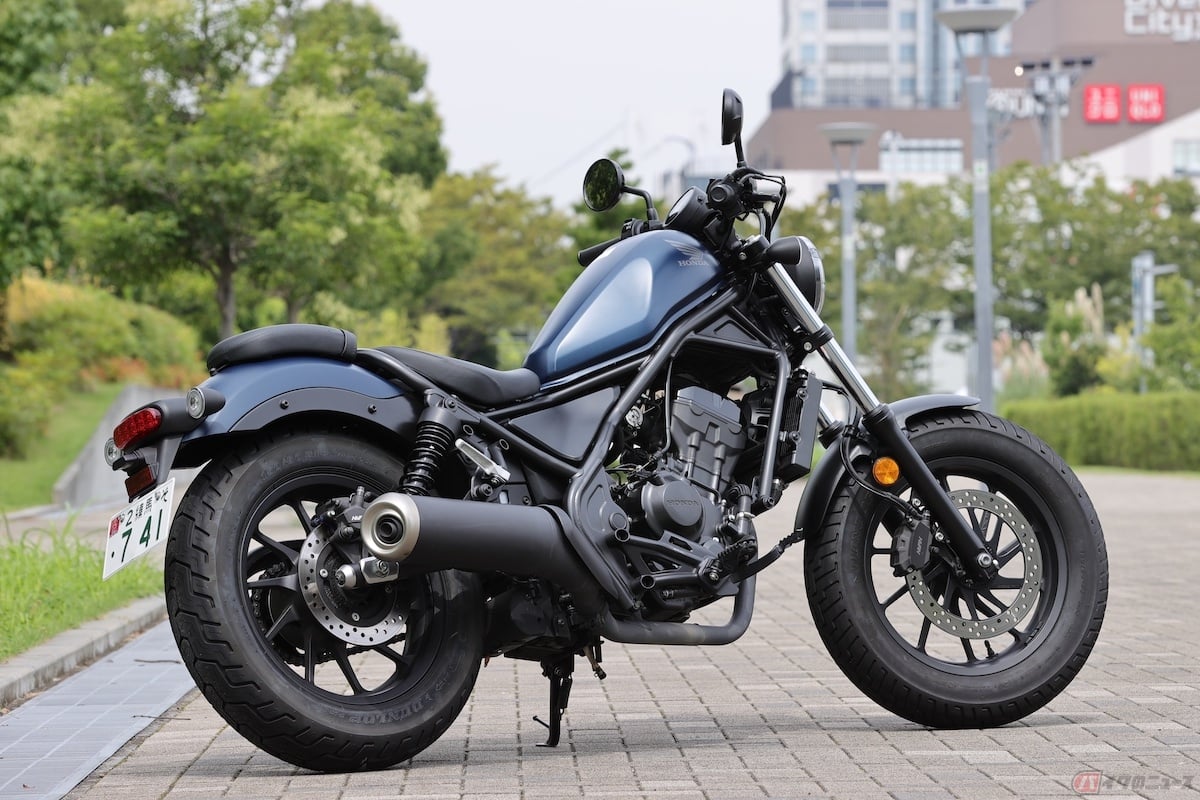 義務化の対象になっていないホンダ「レブル250」には、販売時から側方反射器が備え付けられている