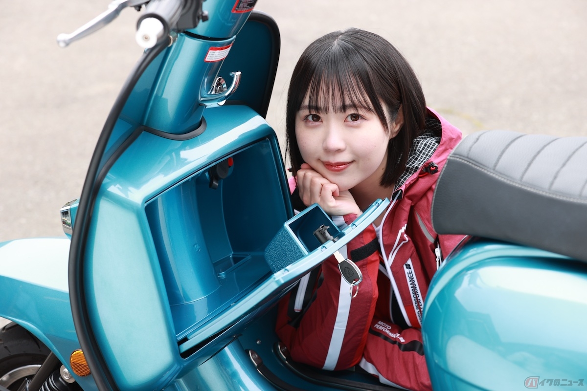 フロントトランクの中には、USBポートもついている