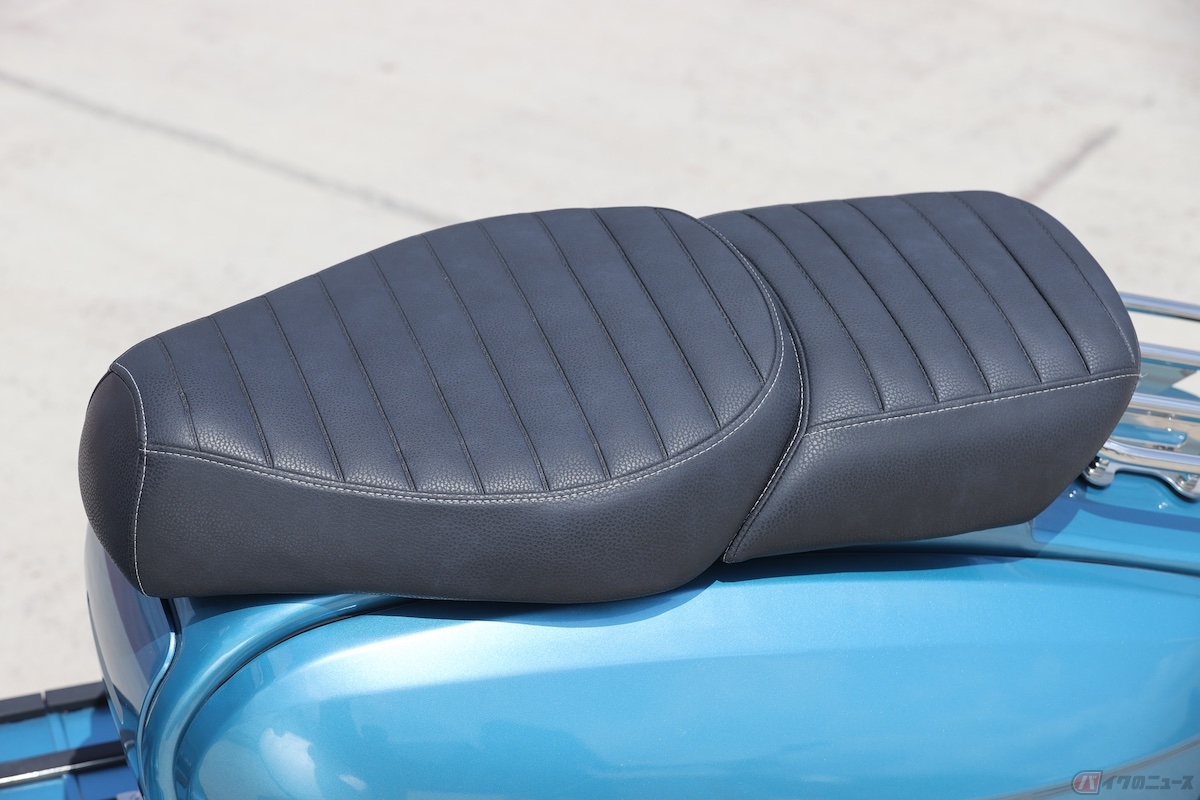 前後分割式のシートの下は、燃料タンクになっています