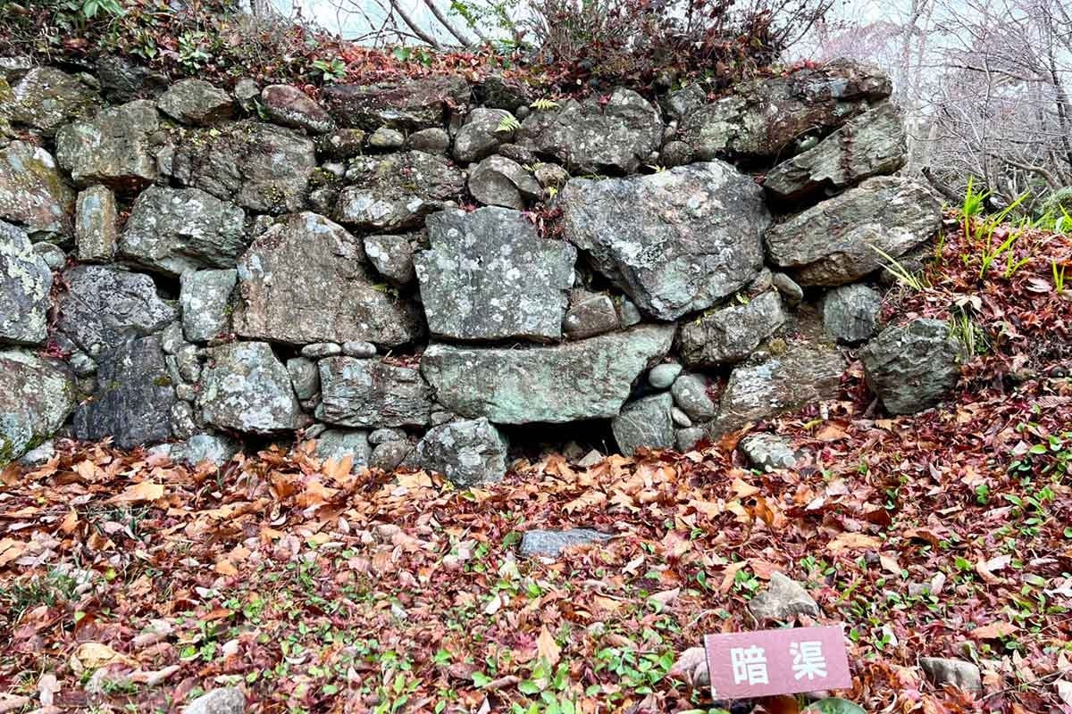 大手門の石垣の基部に、排水のための暗渠(あんきょ)の跡が残っている
