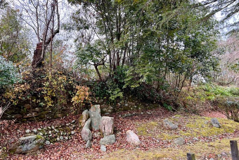1974年と1975年の発掘調査で明らかになった「枯山水（かれさんすい）庭園跡」。京都風の庭園と共通した作りで、石を組むことで滝や池のある風景を表現している