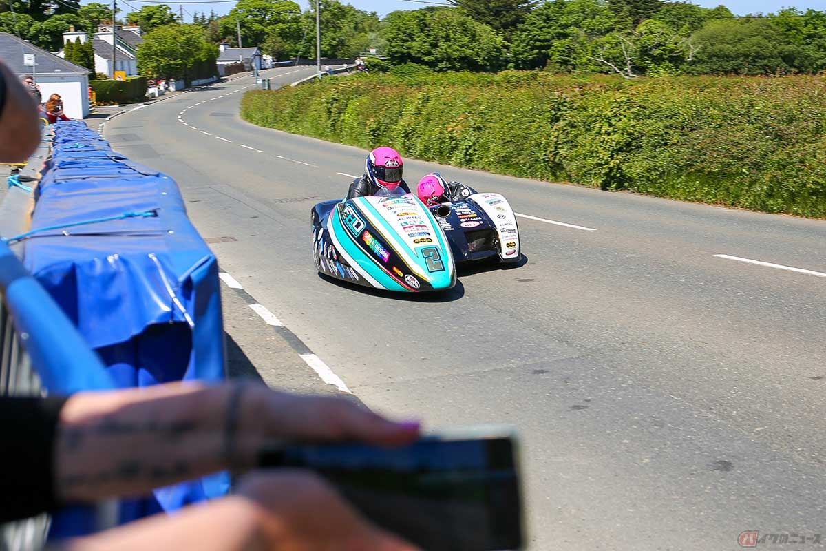 「サイドカー」クラスで2番手に付けるピーター・ファウンド／ジェバン・ウォムズリー組。撮影場所はジンジャー・ホールと呼ばれるカーブで、このように観戦客とマシンとの距離はわずか数メートル（写真／小林ゆき）