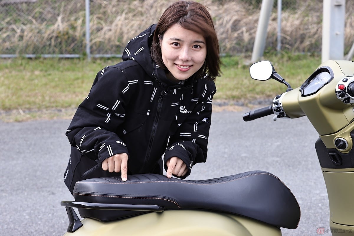 ボリューミーなシートのステッチはオレンジで、お洒落な装飾になっている