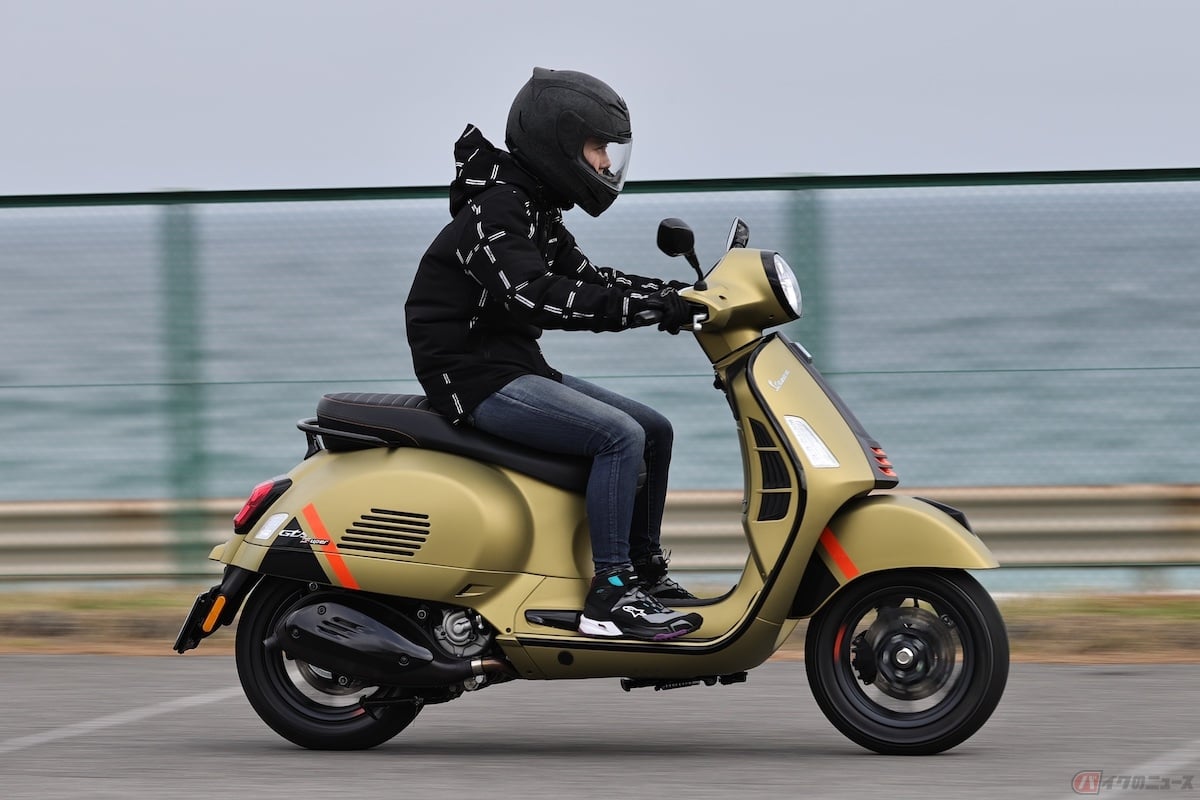 アクセルを開ければ、加速時は地面を滑るようにギュインッと走る