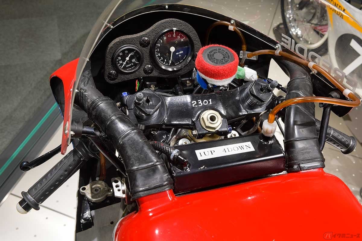 スペンサー選手が見ていたメーター周り。吸入ダクトは排気チャンバー冷却用
