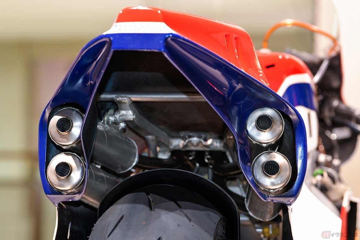 排気チャンバーはエンジン上部を通ってシート下を抜け、シートカウル下部へ。外からは4本の後端だけ見えるアルミサイレンサー