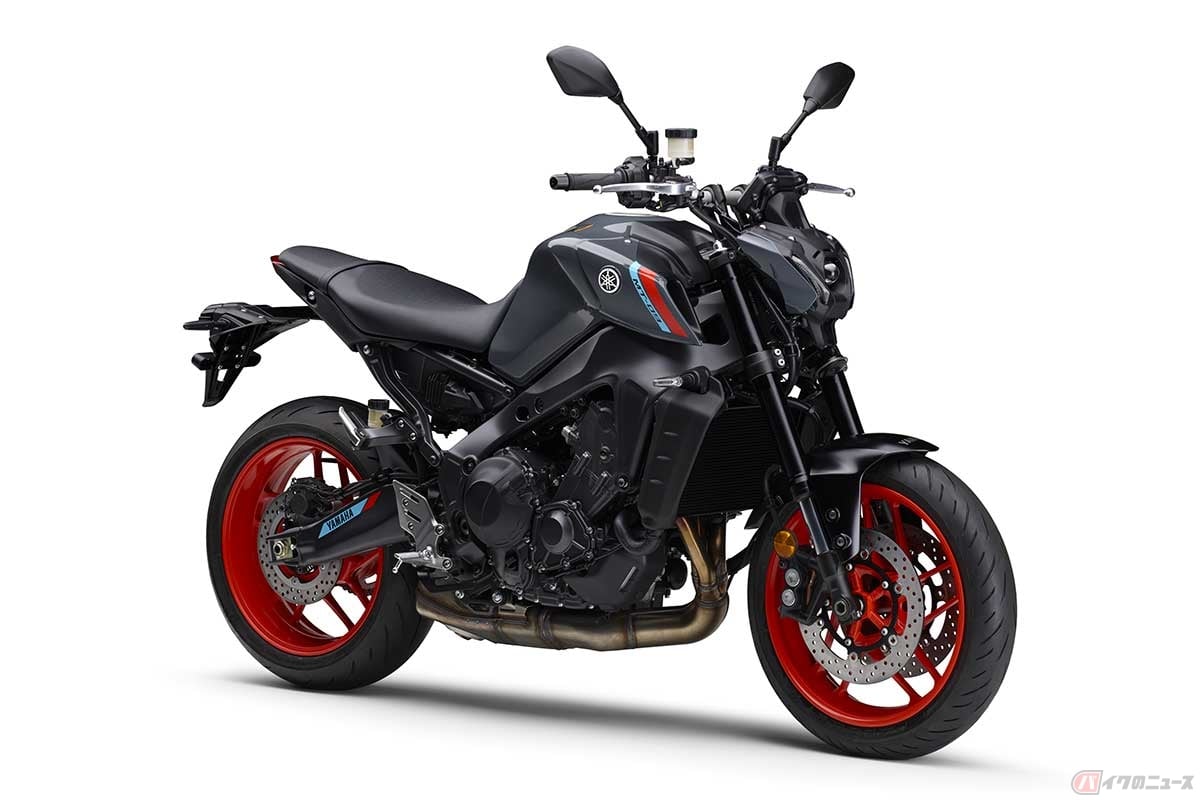 ヤマハ「MT-09」は2021年のモデルチェンジで総排気量を845から888cm3へ、内径はそのまま行程を59.0mmから62.0mmに伸ばし、最高出力は116ps/10000rpmから120ps/10000rpm、最大トルクは8.9kg-m/8500rpmから9.5kg-m/7000rpmと大幅に増強された