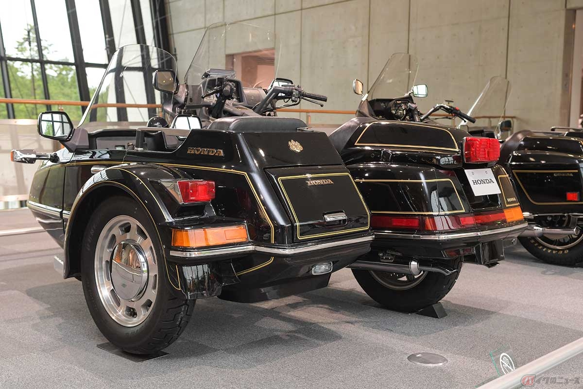 「GL1500EMP」を後ろから見た印象は、トップケースが無いので市販車の「GL1500」とは大きく異なる