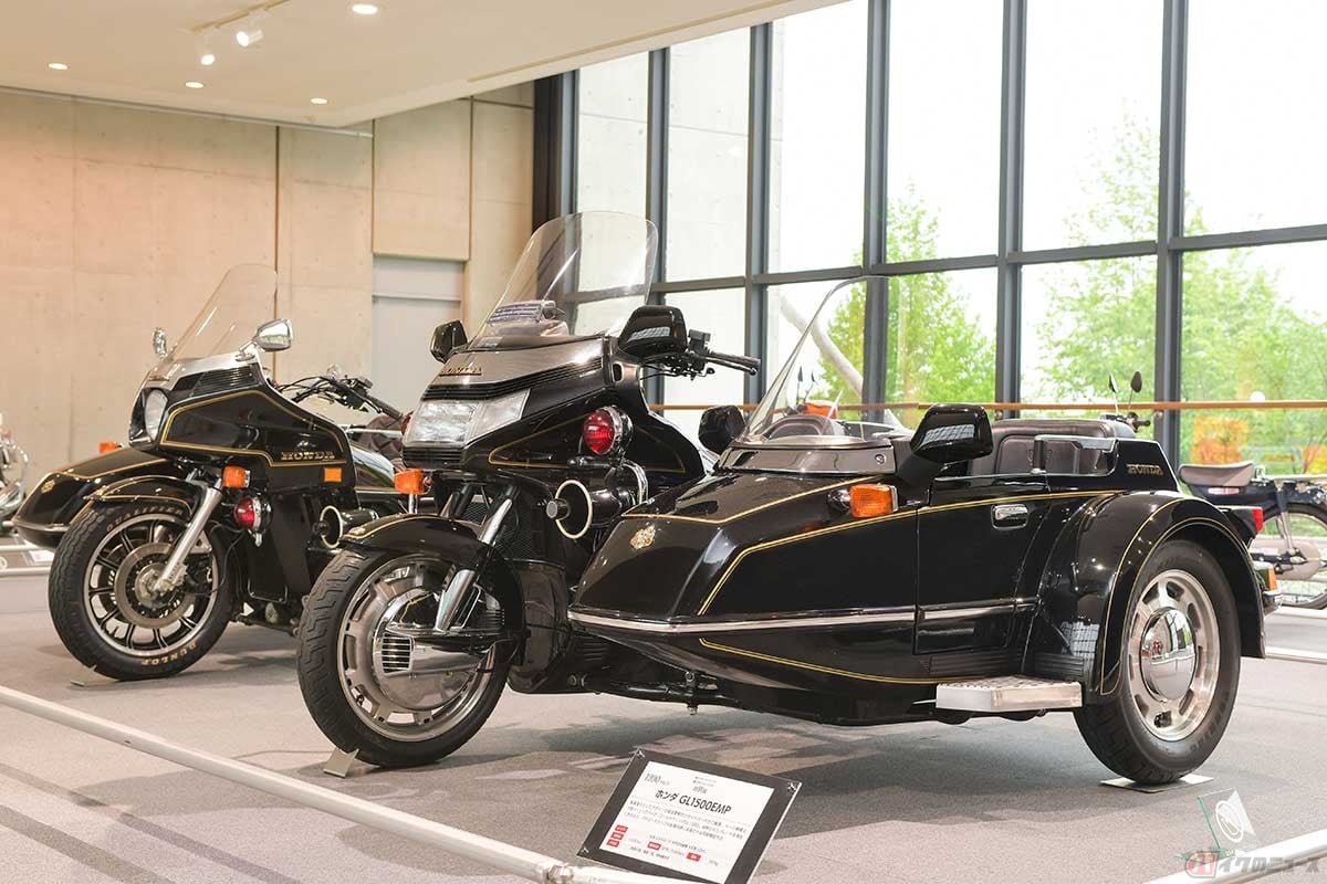 側車は車体の左側と右側の2種類がある。パレードでは側車が御料車の外側になるよう車列が組まれる