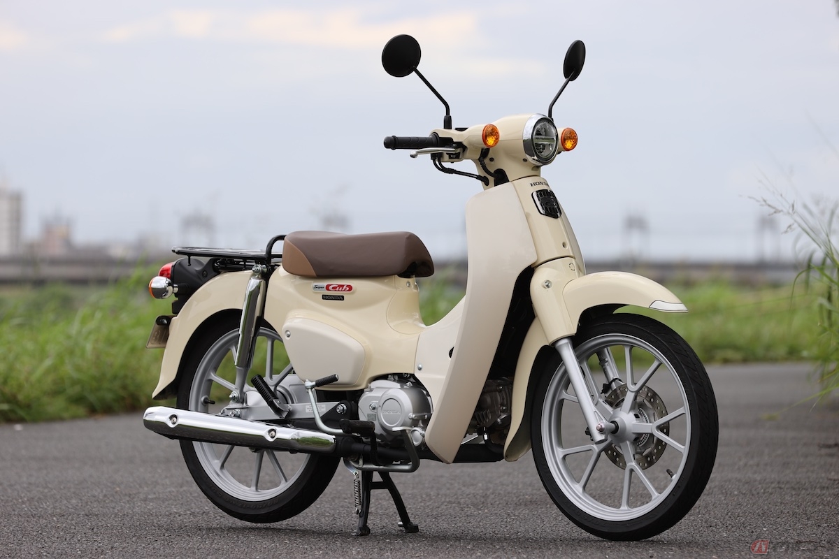 シート高738mmのホンダ「スーパーカブ110」
