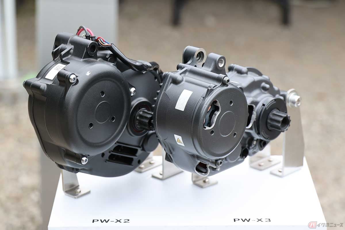 ヤマハ最小サイズ、最軽量の新型ドライブユニット「PW-X3」(右)と、従来型「PW-X2」(左)。その違いは明らか